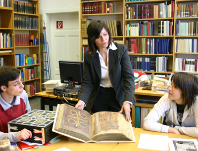 Gabriele Kompatscher vermittelt den SchülerInnen das Faksimile von "The book of Kells …