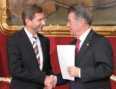 Dr. Johannes Hahn bei seiner Angelobung durch Bundespräsident Heinz Fischer