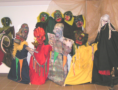 Masken bei der Ausstellung in Brüssel