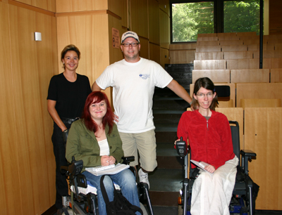 Studierende mit Behindertenbeauftragte Mag. Linda Götzendorfer und Prof. Robert Stuff …
