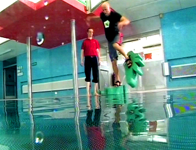 Der Tiroler Bernd Hupfauf versucht es dem Basilisken gleich zu tun.