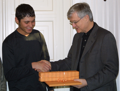 v.r. Rektor Manfried Gantner bedankt sich bei Thomas Gunter, Studierender der Univers …