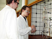 Bernhard Tschulnigg (r.) bei der Arbeit im Labor