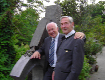 Johann Weinhart und LH van Staa vor der Skulptur „Die ewige Gewalt“