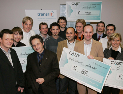 Gruppenbild mit Siegern - die Veranstalter und Preisträger beim IT Business Award 200 …