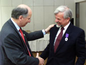 Der französische Botschafter Alain Catta gratuliert Rektor Hans Moser zu seiner Ausze …