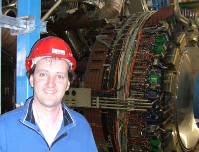 Steven Bass vor dem Teilchenbeschleuniger im CERN