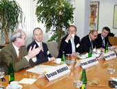Prof. Poewe mit Kollegen bei der Pressekonferenz