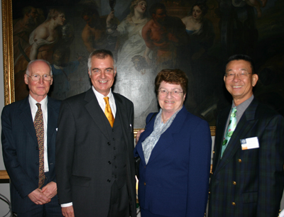 v.l. Prof. Karl Socher, Dekan Prof. Dieter Lukesch, Prof. Anne O. Krueger, Vizedirekt …