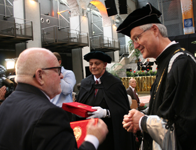 Rektor Manfried Gantner überreichte Dr.  Volkmar  Parschalk die Promotionsurkunde.