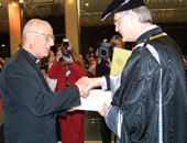 v.r.: Rektor Manfried Gantner gratuliert Weihbischof Dr. Max-Georg Freiherr von Twick …