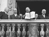 Historischer Fotoausschnitt: 15. Mai 1955: Außenminister Leopold Figl zeigt vom Balko …