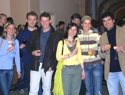 Beim Feiern trifft man sich: Erasmus-Studierende aus Frankreich, Finnland und Norwege …