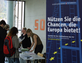 v.r.:Dr. Sabine Piska-Schmidt und Doris Resch beraten AbsolventInnen und Studierende …