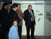 v.r. LH Dr. Luis Durnwalder und Dr. Bruno Hosp besuchen die Ausstellung
