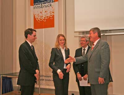 v.r.: Dr. Bruno Wallnöfer (Vertreter des Stifters TIWAG) und Prof. Heinz Barta gratul …