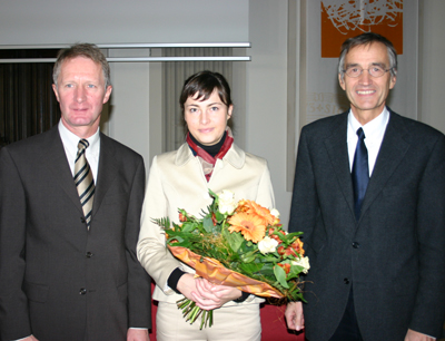 v.l.: Dekan Prof. Bernd Pelster, Dr. Doris Doppler und Forschungsvizerektor Prof. Til …