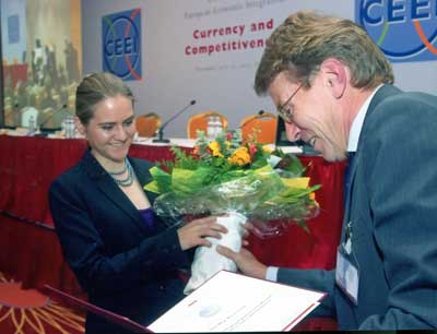 Dr. Josef Christl von der OeNB überreichte Karin Lang das Franz-Weninger – Stipendium …