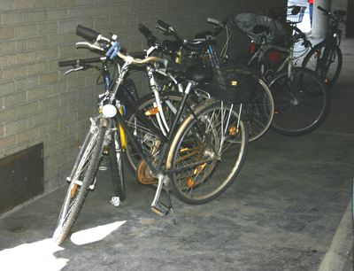 Fahrräder blockieren Gehwege und gefährden Studierende und MitarbeiterInnen der LFU.