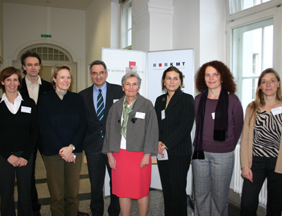 v.l. Dr. B. Frick, G. Koell, beide KMT, Univ.-Prof. Dr. S. Schindler, Institut für As …