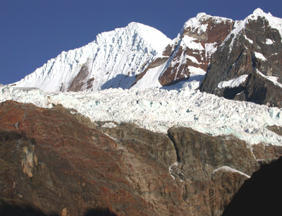 Gletscher Chinchey auf der Ostseite des Gebirges (ca. Auf der Höhe von Huaraz) Blick  …