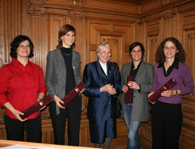 rof. Gössmann mit den Preisträgerinnen 2006, v.l.n.r.: B. Öfner, Ch. Gasser, E, Gössm …