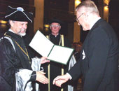 Rektor Hans Moser übergibt die erneuerten Diplome an die Jubliare.