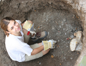 Projekt-Mitarbeiterin Julia Kopf bei den Grabungen am Tischfuß in Pompeji