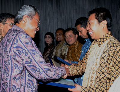 Dr. Harno Dwi Pranowo bei der Übergabe der Auszeichnung durch den indonesischen Minis …