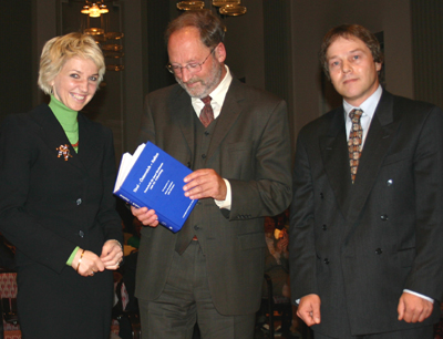 Die Herausgeber der Festschrift, Prof. Julia Hörmann (li.) und Prof. Klaus Brandstätt …