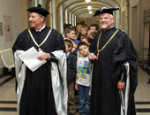 Vizerektor Gröbner und Rektor Moser mit den Jung-Forschern