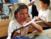 Selbst ist das Kind - Schulkinder üben sich im Glasblasen an der Uni Innsbruck