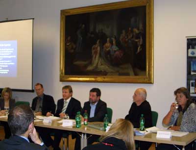 An einem Round Table wurde über die EU- Grundrechte Agentur diskutiert.