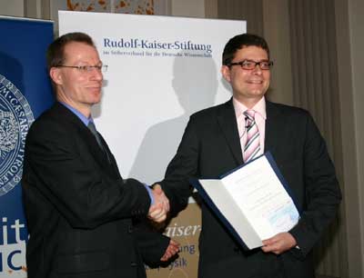 Dr. Kai de Weldige von der Rudolf-Kaiser-Stiftung übergibt den Kaiser-Preis an Prof.  …