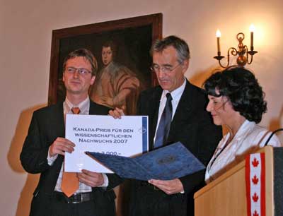 v.l.: Preisträger MMag. Andreas Waldner; VR Tilmann Märk und Prof. Ursula Moser