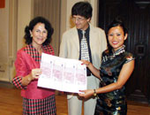 Prof. Ursula Moser übergibt den Preis an Preisträgerin Mag. Eulamie Esclamada. Im Hin …