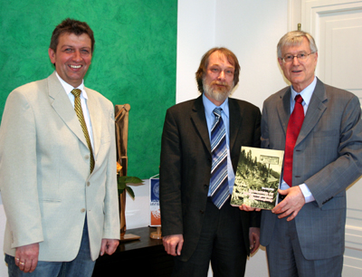 v.l. Der Kaunertaler Bürgermeister Josef Raich, Autor Martin Frey und Rektor Manfried …
