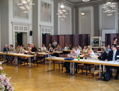 Symposiums zum Thema Kleinstkreditvergabe an UnternehmensgründerInnen an der LFU.