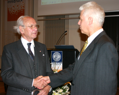 Dekan Prof. Gustav Wachter (rechts) gratulierte Prof. Hans R. Klecatsky zu dessen 85. …