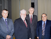 v.l.: Dekan Prof. Dr. Anton Pelinka, Hon. Prof. Dr. Raoul Kneucker, Rektor Prof. Manf …