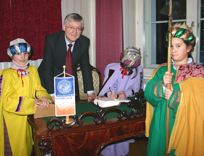Rektor Gantner mit den Sternsingerinnen Claudia, Daniela und Rebecca (v.l.)