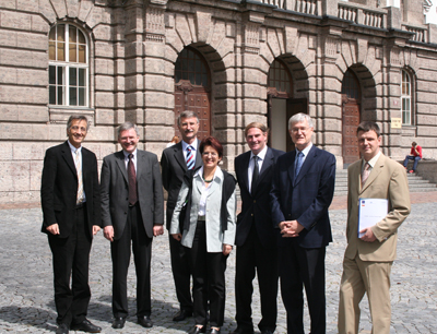 v.l. Vizerektor Tilmann Märk, Ing. Werner Löb (trans IT) Dr. Udo Perkmann (Direktor …