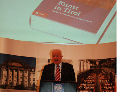 LH van Staa gratulierte den Herausgebern zum gelungenen Werk