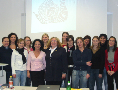 Prof. Ursula Moser (5. v.l.) und Prof. Eva Lavric (7. v.l.) mit den Seminarteilnehmer …