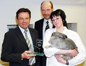 Landesrat Günter Platter, Dr. Hermann Dietrich, Christina Bachmann mit Hase