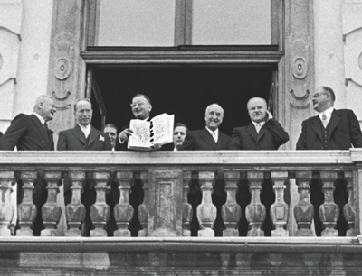 Leopold Figl mit dem frisch unterzeichneten Staatsvertrag auf dem Balkon des Wiener B …