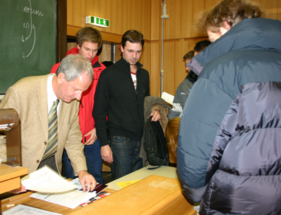 Prof. Franz Mathis mit Studierenden bei der Infoveranstaltung