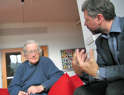 v.l.: Prof. Noam Chomsky (MIT/Cambridge), Prof. Theo Hug (Uni Innsbruck)