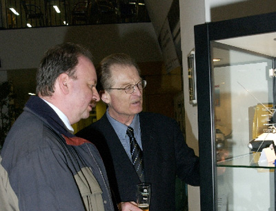 Prof. Dr. Hinghofer-Szalkay und Leopold Oberländer betrachten die ausgestellten Raumf …