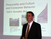 Prof. Todd Mooradian bei seinem Bergüßungsvortrag
